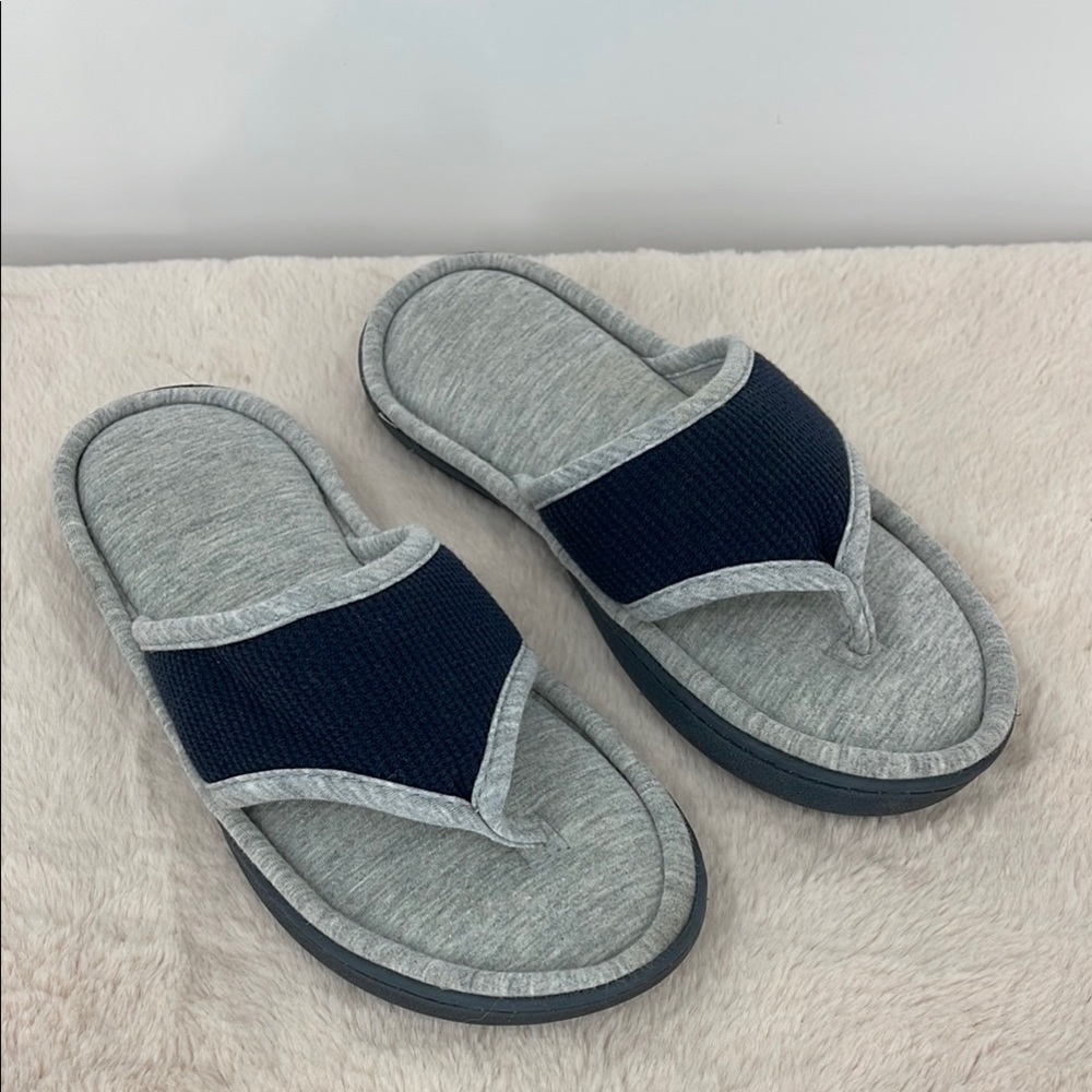 ISOTONER WOMENS SIZE 8.5-9 Gray and Black Slippers/Flipflops
